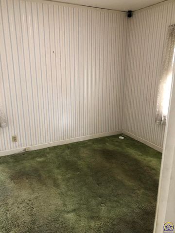 2024 Stone AVE, Topeka, KS 66604