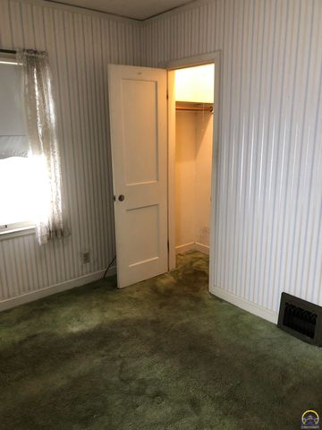 2024 Stone AVE, Topeka, KS 66604