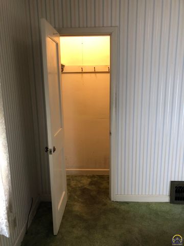 2024 Stone AVE, Topeka, KS 66604