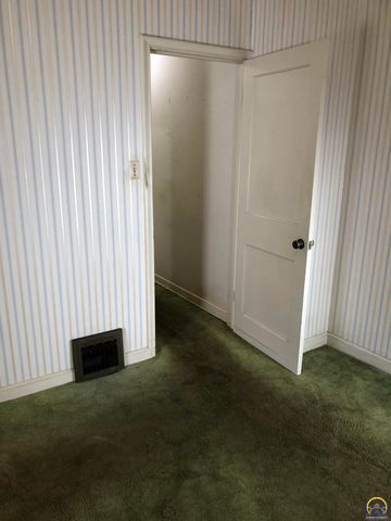 2024 Stone AVE, Topeka, KS 66604