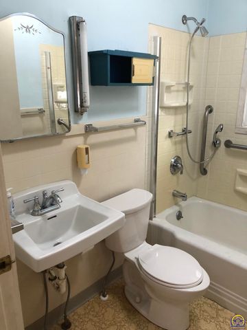 2024 Stone AVE, Topeka, KS 66604