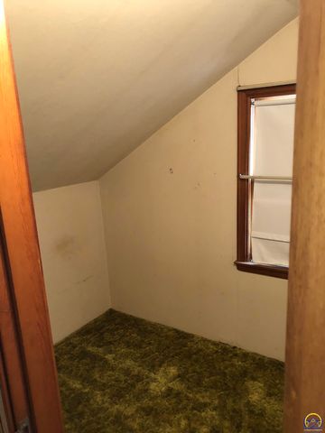 2024 Stone AVE, Topeka, KS 66604