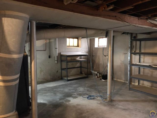 2024 Stone AVE, Topeka, KS 66604