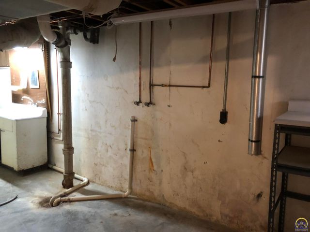 2024 Stone AVE, Topeka, KS 66604