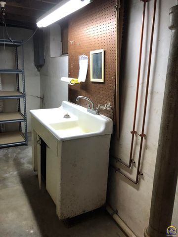 2024 Stone AVE, Topeka, KS 66604