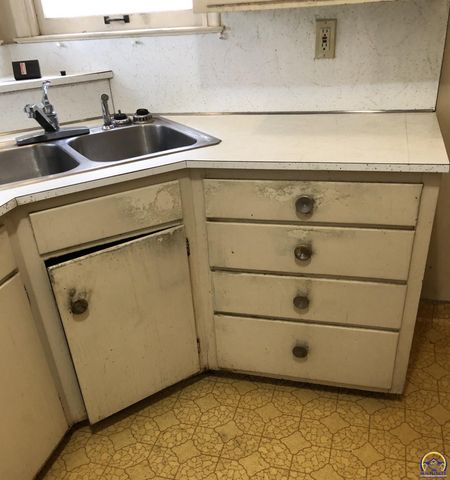 2024 Stone AVE, Topeka, KS 66604