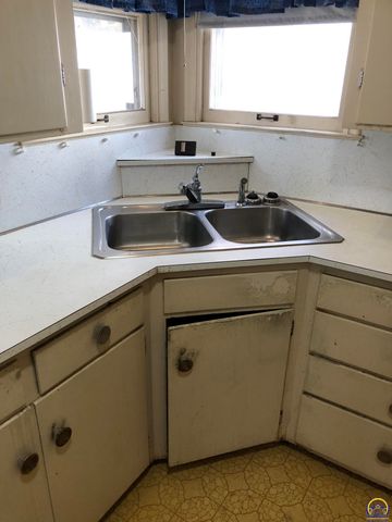 2024 Stone AVE, Topeka, KS 66604