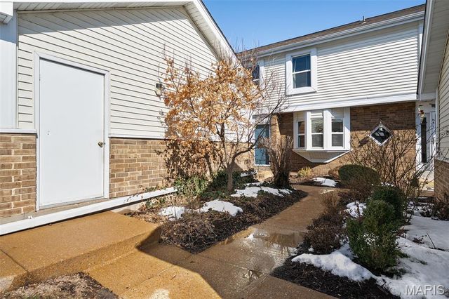 2042 Kentmore Lane, Chesterfield, MO 63017