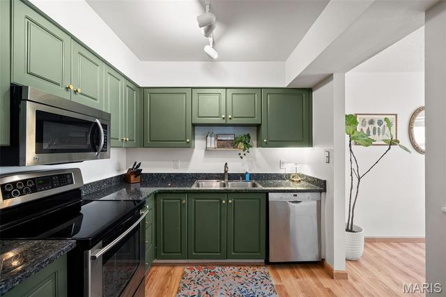 2042 Kentmore Lane, Chesterfield, MO 63017