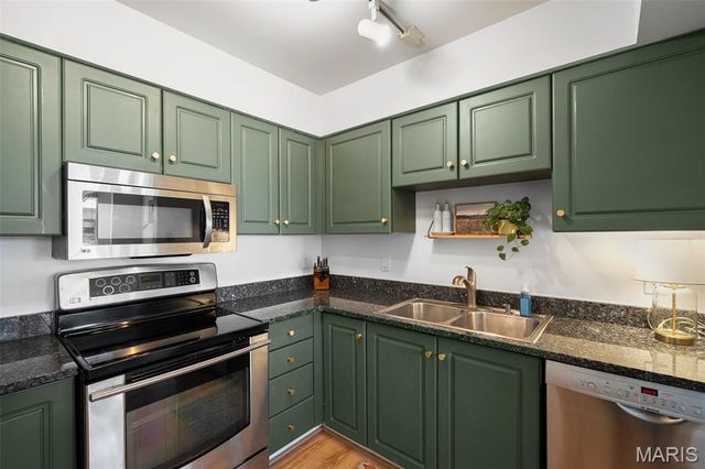 2042 Kentmore Lane, Chesterfield, MO 63017