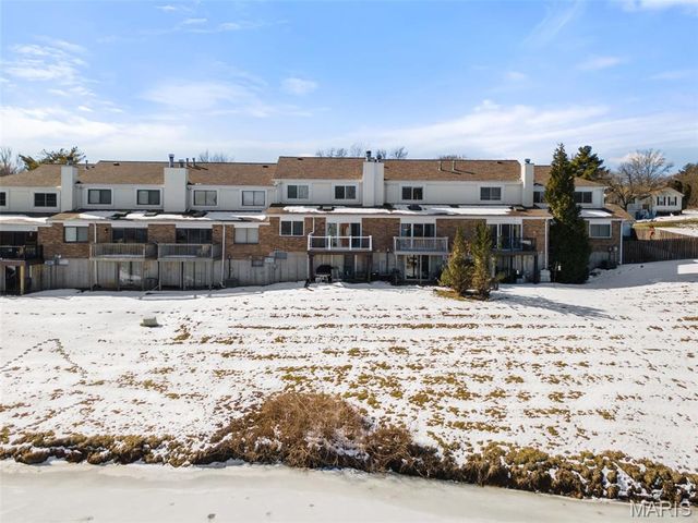 2042 Kentmore Lane, Chesterfield, MO 63017