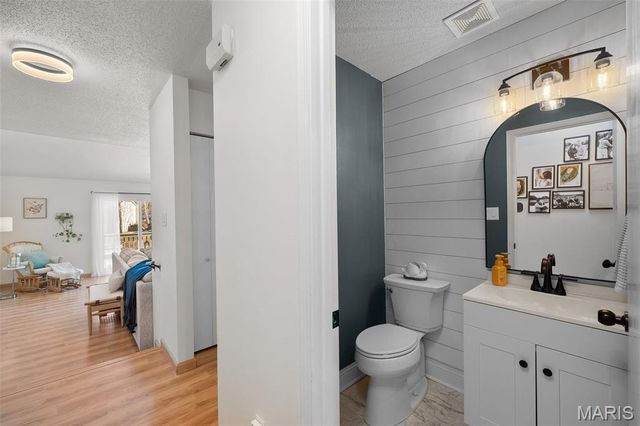 2042 Kentmore Lane, Chesterfield, MO 63017