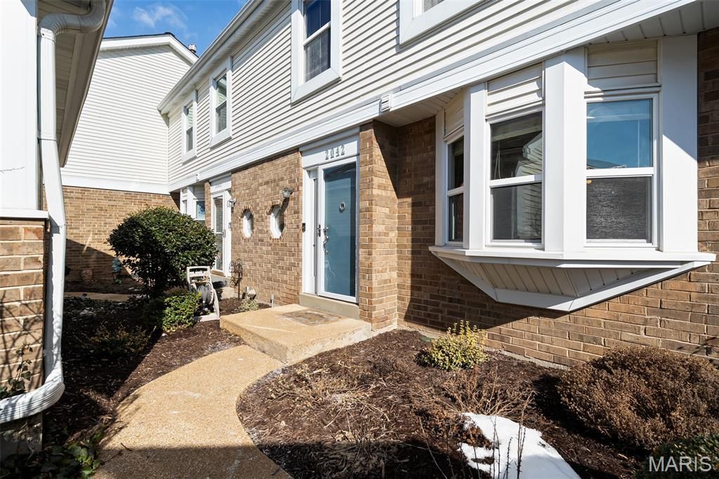 2042 Kentmore Lane, Chesterfield, MO 63017