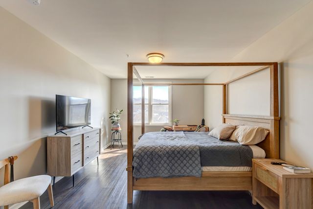 300 Village Circle 503, Willow Springs, IL 60480