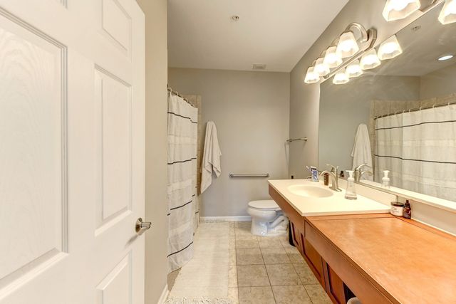 300 Village Circle 503, Willow Springs, IL 60480