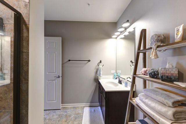 300 Village Circle 503, Willow Springs, IL 60480