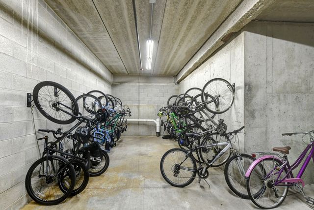 300 Village Circle 503, Willow Springs, IL 60480