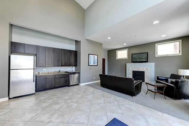 300 Village Circle 503, Willow Springs, IL 60480