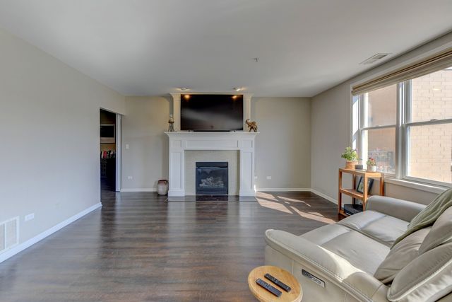 300 Village Circle 503, Willow Springs, IL 60480