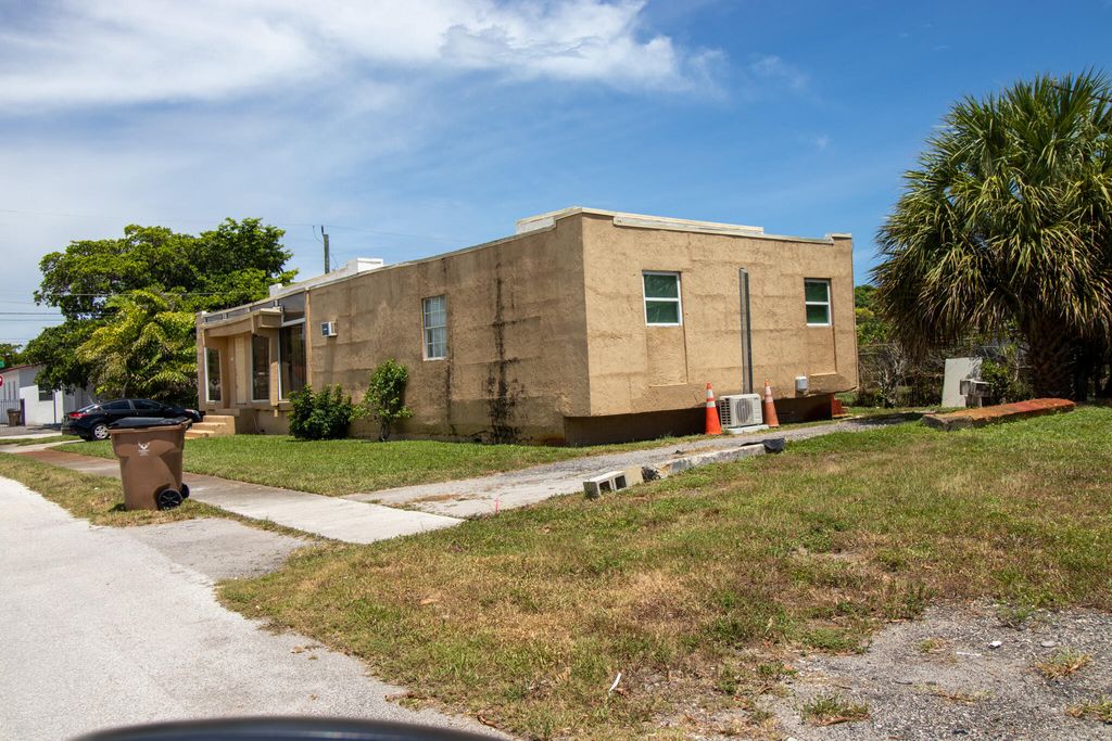 248 SW 7TH Court, Deerfield Beach, FL 33441