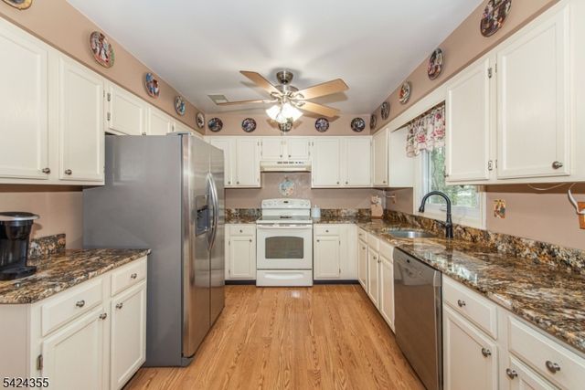 4 Lisa Ct, Roxbury Twp., NJ 07876