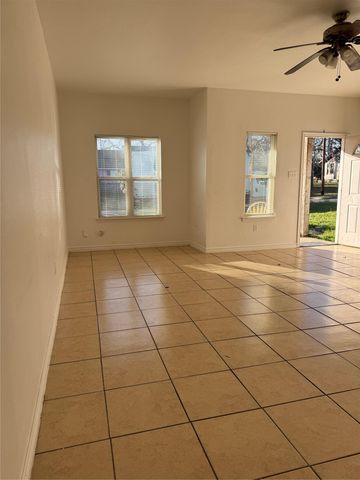 609 M L K DR A, Elgin, TX 78621