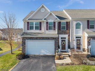 34 Washington Square Cir, Washington Boro, NJ 07882