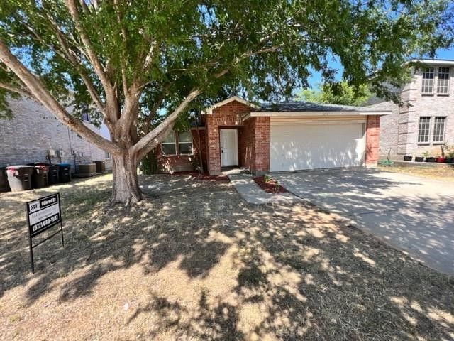 16541 Jasmine Springs Drive, Fort Worth, TX 76247