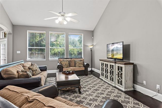 2 Hollow Glen Place, The Woodlands, TX 77385