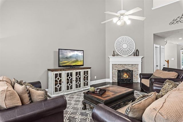 2 Hollow Glen Place, The Woodlands, TX 77385