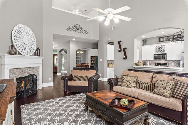 2 Hollow Glen Place, The Woodlands, TX 77385