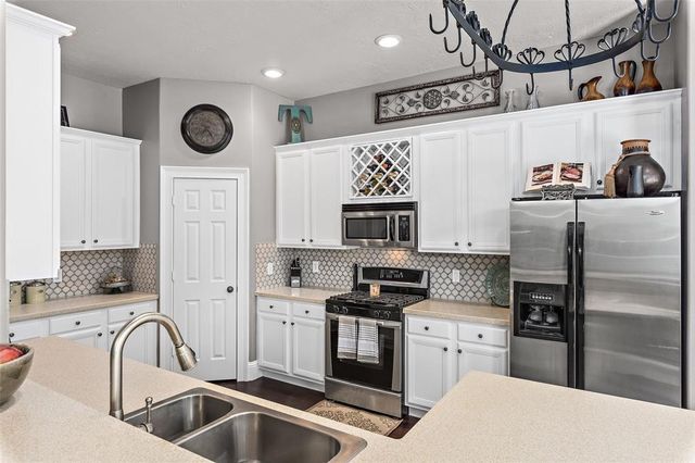 2 Hollow Glen Place, The Woodlands, TX 77385