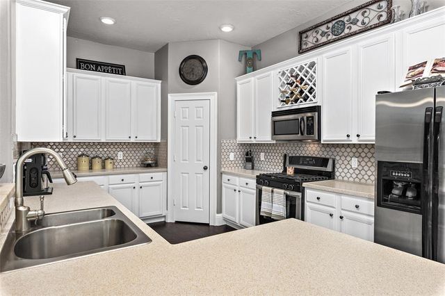 2 Hollow Glen Place, The Woodlands, TX 77385