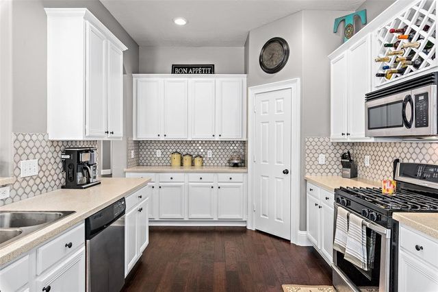 2 Hollow Glen Place, The Woodlands, TX 77385