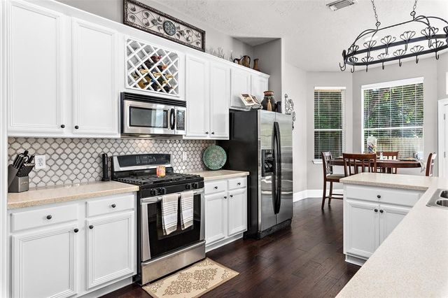 2 Hollow Glen Place, The Woodlands, TX 77385