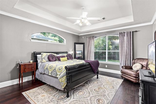 2 Hollow Glen Place, The Woodlands, TX 77385