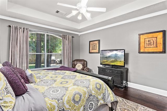 2 Hollow Glen Place, The Woodlands, TX 77385