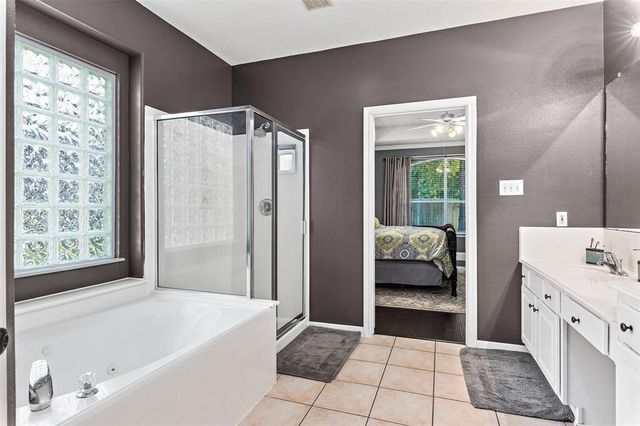 2 Hollow Glen Place, The Woodlands, TX 77385