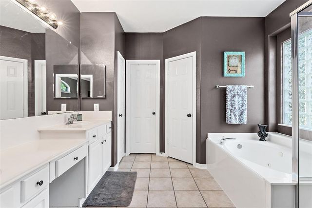 2 Hollow Glen Place, The Woodlands, TX 77385