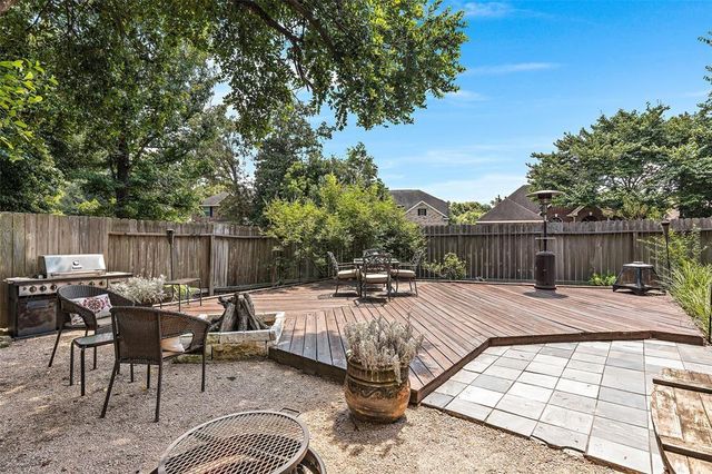 2 Hollow Glen Place, The Woodlands, TX 77385