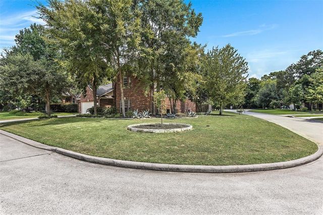 2 Hollow Glen Place, The Woodlands, TX 77385