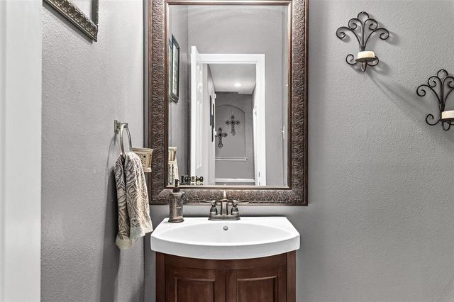 2 Hollow Glen Place, The Woodlands, TX 77385