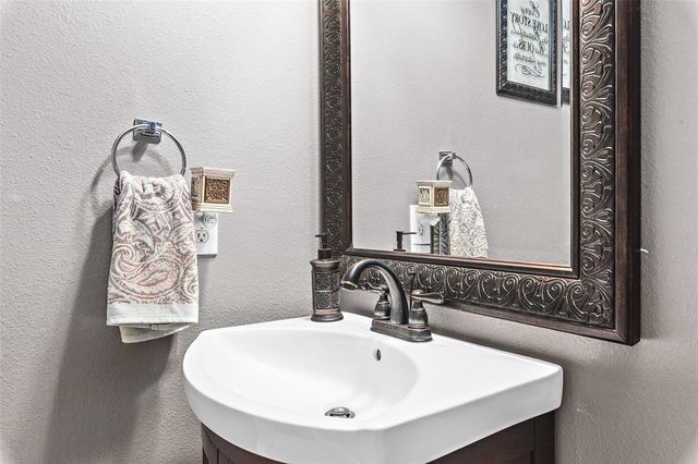 2 Hollow Glen Place, The Woodlands, TX 77385