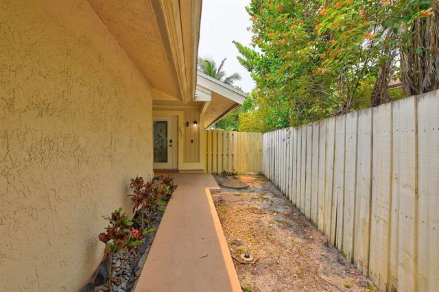 7813 Kenway Place W, Boca Raton, FL 33433