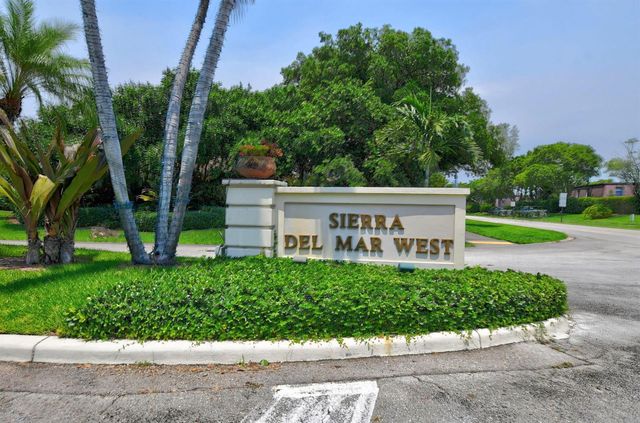 7813 Kenway Place W, Boca Raton, FL 33433