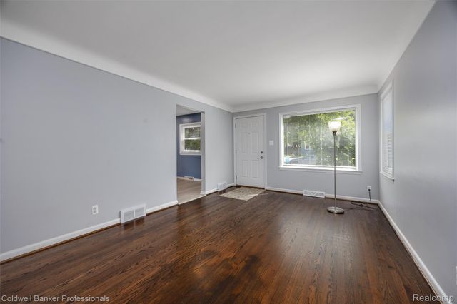 2050 Ridgemont Road, Grosse Pointe Woods, MI 48236