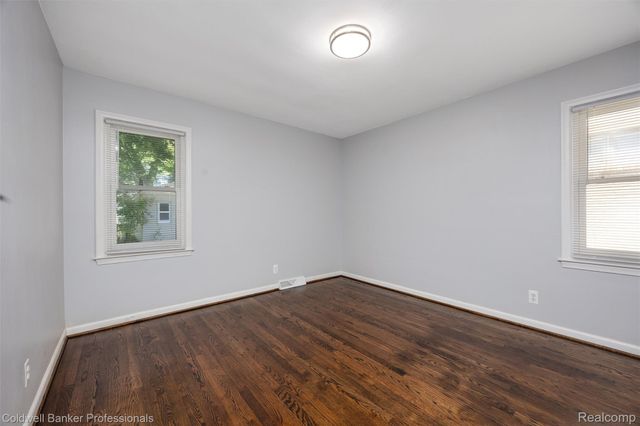 2050 Ridgemont Road, Grosse Pointe Woods, MI 48236