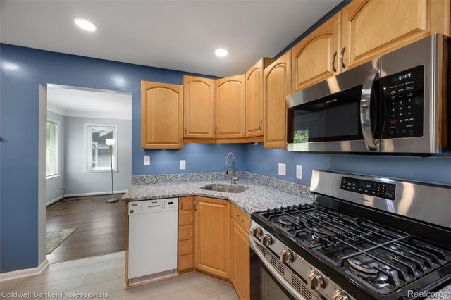 2050 Ridgemont Road, Grosse Pointe Woods, MI 48236