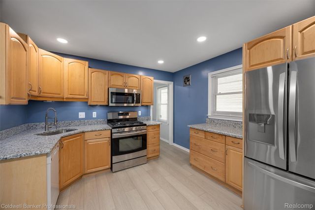 2050 Ridgemont Road, Grosse Pointe Woods, MI 48236