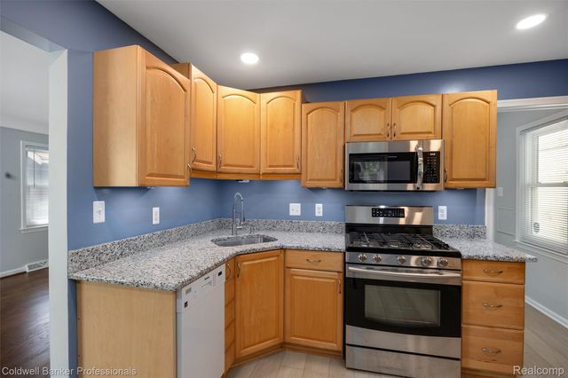 2050 Ridgemont Road, Grosse Pointe Woods, MI 48236